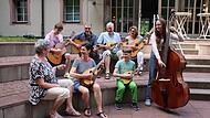F&uuml;r den Pfingstkurs des Bundes Deutscher Zupfmusiker kamen Teilnehmer bis aus M&uuml;nchen und Stuttgart in die Bayerische Musikakademie Hammelburg.