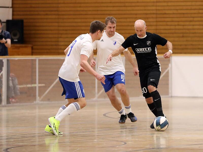 Mit 45 Jahren noch ballfertig in der Halle: der Schammelsdorfer Trainer Fabian Kemmer.
