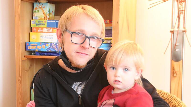 Tobias und seine 18-monatige Tochter Emilia leben in der Geborgenheit des Konradshofs in Vierzehnheiligen.