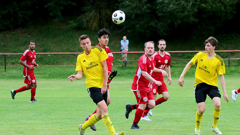 Der Trebgaster Tom Haas (l.) im Duell mit Kulmbachs Qusay Al-Jassem