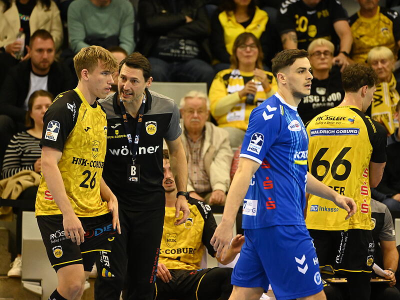 Der lettische Nationalspieler Pavels Valkovskis lauscht den Anweisungen von Coach Anel Mahmutefendic