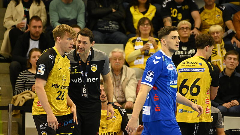 Der lettische Nationalspieler Pavels Valkovskis lauscht den Anweisungen von Coach Anel Mahmutefendic