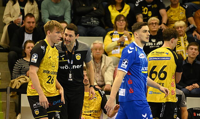 Der lettische Nationalspieler Pavels Valkovskis lauscht den Anweisungen von Coach Anel Mahmutefendic