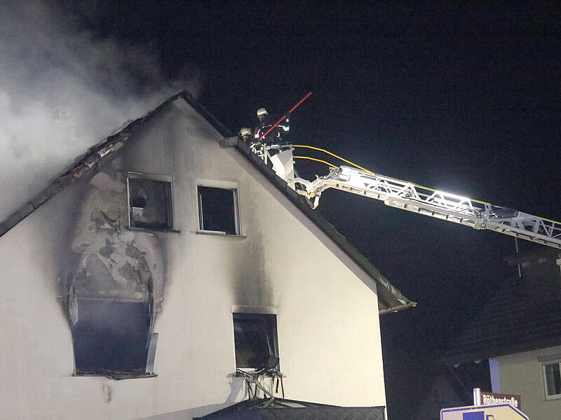 In der Nacht ist in Sonnefeld ein Brand ausgebrochen.  Viele Rettungskr&auml;fte r&uuml;ckten aus, auch ein Heli.
