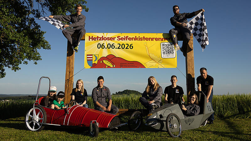 Das Team hinter dem Seifenkistenrennen in Hetzlos: Auf dem Rahmen oben sitzen Marcel Leuner (links) und Tobias Hango. Am Boden neben den beiden Kindern befinden sich Verena Leuner (von links), Johannes Kunder, Jule Naundorf, Matthias Tartler, Julia Wald und Florian Arand.