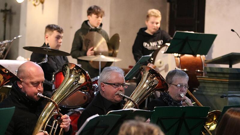 Nach drei Jahren Pausen spielte der Musikzug aus Wildflecken wieder ein Konzert in der Wallfahrtskirche auf dem Kreuzberg. Nach drei Jahren Pausen spielte der Musikzug aus Wildflecken wieder ein Konzert in der Wallfahrtskirche auf dem Kreuzberg.