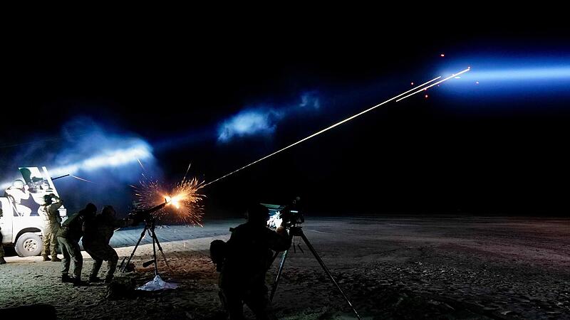 Drohnenj&auml;ger machen sich bereit, sogenannte &bdquo;Shaheds&ldquo; vom Himmel zu holen. Scheinwerfer durchstreifen den Himmel, Laser suchen nach dem Ziel, dann feuern die Maschinengewehre.