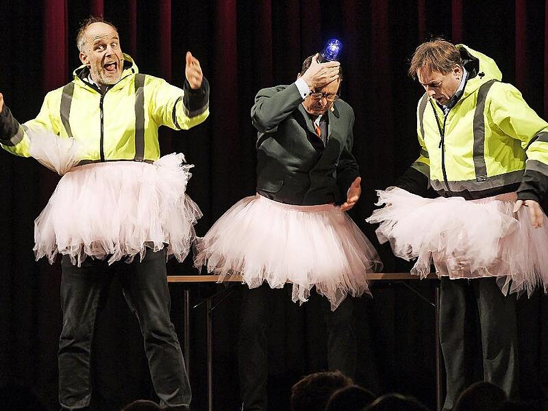 Martin Hanns, Georg Koeniger und Florian Hoffmann (v. l.) kamen immer wieder auch verkleidet auf die B&uuml;hne.