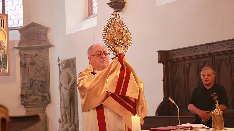 Pater Theiler ist beliebt in Ebern. Unser Bild zeigt ihn bei einem Gottesdienst 2018. Die B&uuml;rger sammeln jetzt Unterschriften, um darum zu bitten, dass sein  Ruhestand auf seinen eigenen Willen hin noch ein wenig ausgesetzt wird.