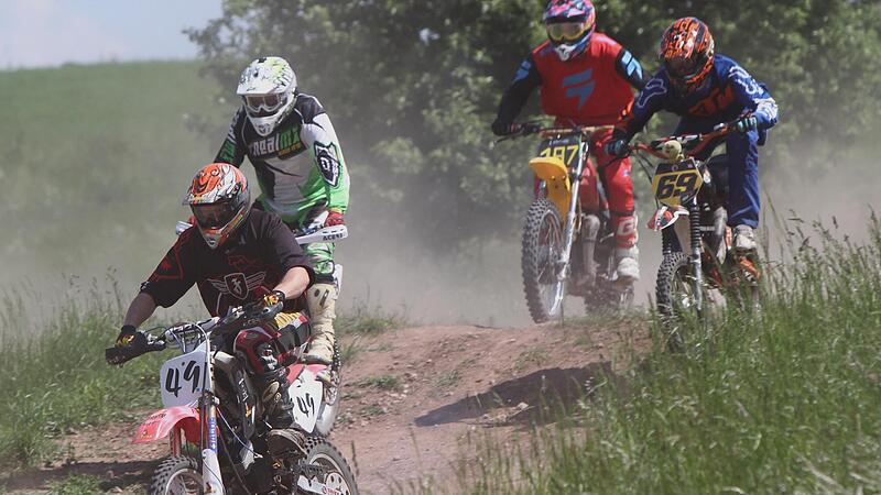 Nach zwei Jahren Pause wirbeln die  Mofacross-Fahrer in Bramberg wieder Staub auf.