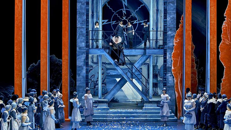 Im Brutkasten des Bayreuther Festspielhauses gab es stürmischen Applaus für „Lohengrin“. Die Begeisterung des Publikums war berechtigt. Im Brutkasten des Bayreuther Festspielhauses gab es stürmischen Applaus für „Lohengrin“. Die Begeisterung des Publikums war berechtigt.