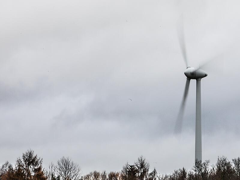Ein Windrad dreht sich bei Sassendorf im Landkreis Bamberg