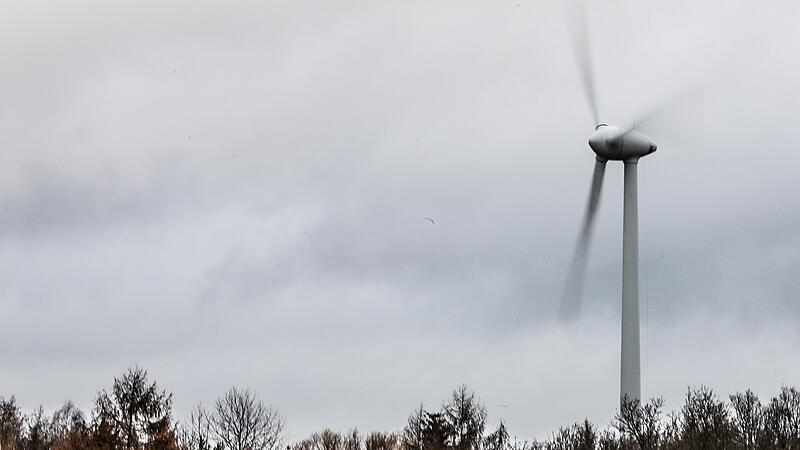 Ein Windrad dreht sich bei Sassendorf im Landkreis Bamberg