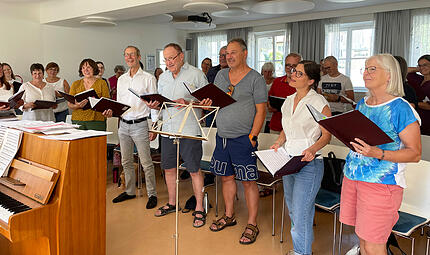 Während der Proben stimmen sich die Sänger des Volkschors Herzogenaurach aufeinander ein. Während der Proben stimmen sich die Sänger des Volkschors Herzogenaurach aufeinander ein.