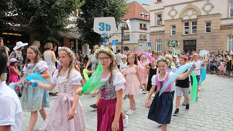 700 Kinder und Erwachsene bei Gregori-Umzug in Kulmbach
