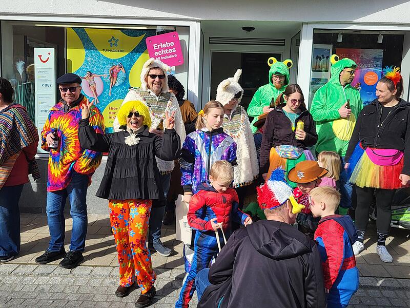 Viel los war am Faschingsdienstag, 4. März 2025, beim Faschingszug in Bad Brückenau.