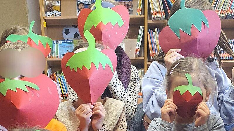 Das Foto zeigt einen Teil der Kinder mit ihren selbstgebastelten Erdbeeren. Das Foto zeigt einen Teil der Kinder mit ihren selbstgebastelten Erdbeeren.