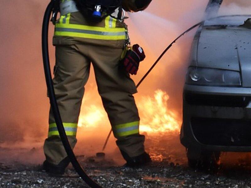 Fahrzeugbrand, Autobrand, brennendes Auto, Feuerwehr l&ouml;scht Flammen