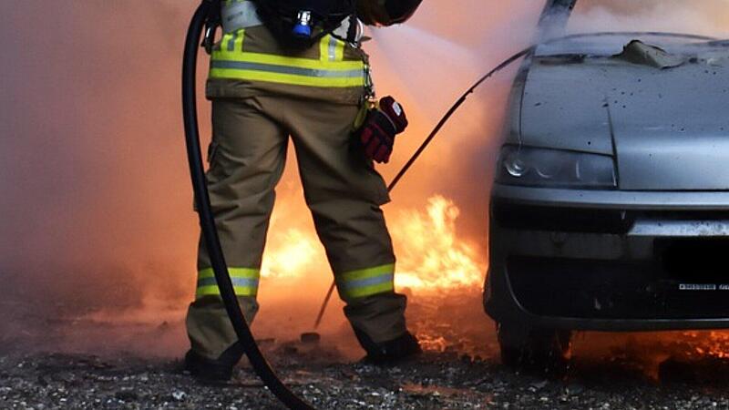 Hoher Schaden im Kreis Bamberg: Transporter gerät in Vollbrand Fahrzeugbrand, Autobrand, brennendes Auto, Feuerwehr löscht Flammen