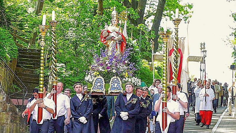 Die Häcker tragen die Statue „ihres“ Schutzpatrons, des Heiligen Urban, bei der Urbaniprozession am Dreifaltigkeitssonntag durch das Bamberger Berggebiet. Die Häcker tragen die Statue „ihres“ Schutzpatrons, des Heiligen Urban, bei der Urbaniprozession am Dreifaltigkeitssonntag durch das Bamberger Berggebiet.