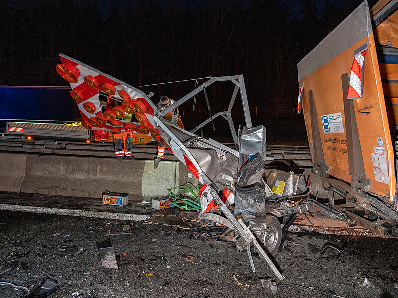Land Rover kracht in Warnanh&auml;nger: Fahrer mittelschwer verletzt &ndash; Mindestens 100.000 Euro SchadenLandrover Warnanh&auml;nger A3