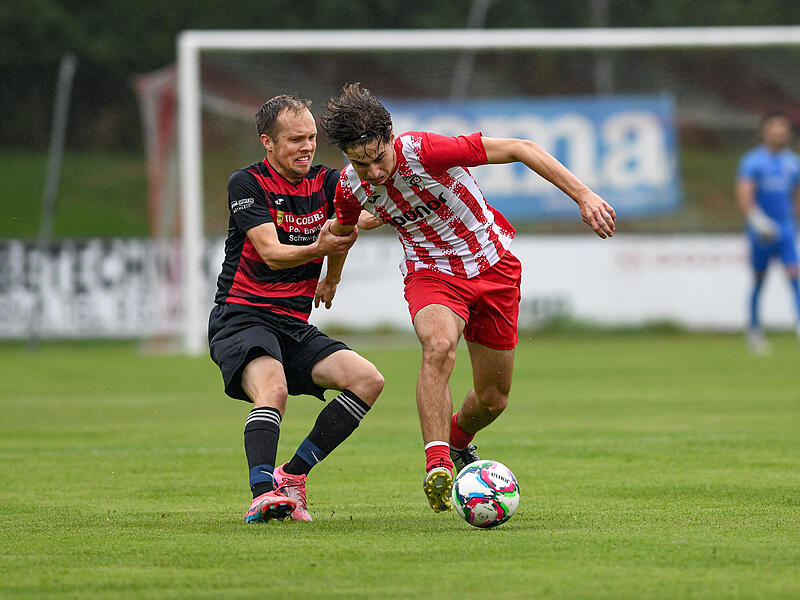 Der Gädheimer Stefan Greulich kann Nick Chatzilampros (FC Haßfurt) nur mit unfairen Mitteln stoppen. Der Gädheimer Stefan Greulich kann Nick Chatzilampros (FC Haßfurt) nur mit unfairen Mitteln stoppen.