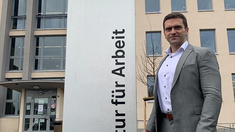 Stefan Trebes vor der Agentur f&uuml;r Arbeit im Coburger Kanonenweg; seit 1. Januar 2022 ist er der neue Leiter der Beh&ouml;rde.