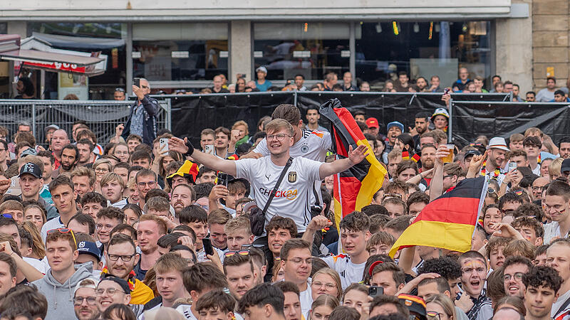 Bamberg feiert ausgelassen den Sieg der Nationalmannschaft auf FanmeileBamberger Fußballfans feiern deutschen Sieg gegen Ungarn Bamberg feiert ausgelassen den Sieg der Nationalmannschaft auf Fanmeile