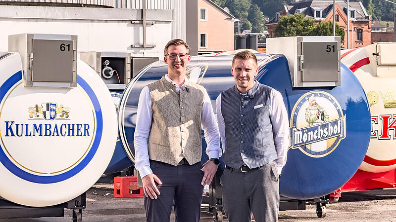 Sie wissen alles &uuml;ber die Bierversorgung bei der Kulmbacher Bierwoche: Niklas Gohlke und Simon Esser.