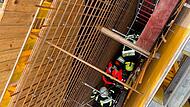 Etwa acht Meter ging es in dem engen Schacht nach unten. Die Feuerwehrler aus Dechsendorf und Heßdorf, sowie die Rettungsassistentin des BRK zeigten, dass sie Hand in Hand arbeiten.