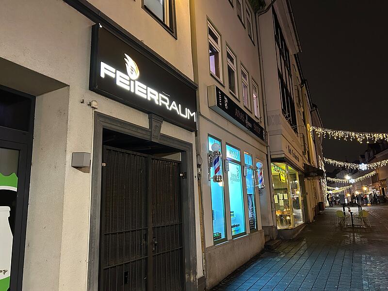 Feierraum und Steinweg bei Nacht.