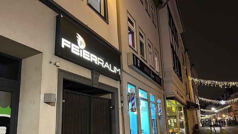 Feierraum und Steinweg bei Nacht.