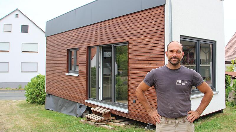 Bernd H&uuml;mmer steht vor dem vom ihm gebauten Tiny-Musterhaus in Unterst&uuml;rmig. Der 45-J&auml;hrige hat f&uuml;r heuer schon f&uuml;nf weitere Auftr&auml;ge f&uuml;r so ein Mini-Domizil.Forchheim & Fr&auml;nkische Schweiz