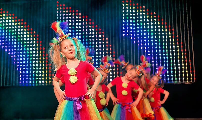 160 Akteure brachten die Hirschaider Jahnhalle beim Bunten Abend des MSC Sassanfahrt zum Toben&nbsp;&ndash; das Publikum bedankte sich mit teils tosendem Applaus.