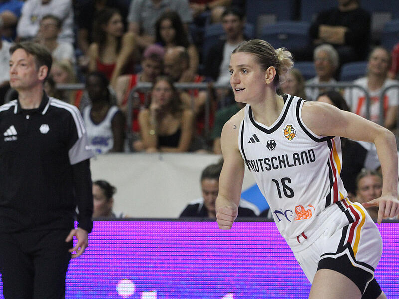 Die Bambergerin Alina Hartmann schaffte es ganz knapp nicht in den finalen WM-Kader von Bundestrainer Olaf Lange (links). Die Bambergerin Alina Hartmann schaffte es ganz knapp nicht in den finalen WM-Kader von Bundestrainer Olaf Lange (links).