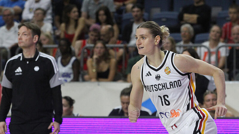 Die Bambergerin Alina Hartmann schaffte es ganz knapp nicht in den finalen WM-Kader von Bundestrainer Olaf Lange (links). Die Bambergerin Alina Hartmann schaffte es ganz knapp nicht in den finalen WM-Kader von Bundestrainer Olaf Lange (links).