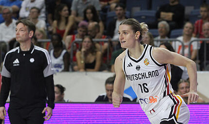 Die Bambergerin Alina Hartmann schaffte es ganz knapp nicht in den finalen WM-Kader von Bundestrainer Olaf Lange (links).