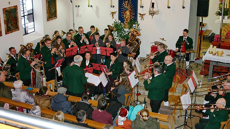 Die Trachtenkapelle Theinfeld sorgte in der Kirche St. Matthias für Weihnachtsstimmung.