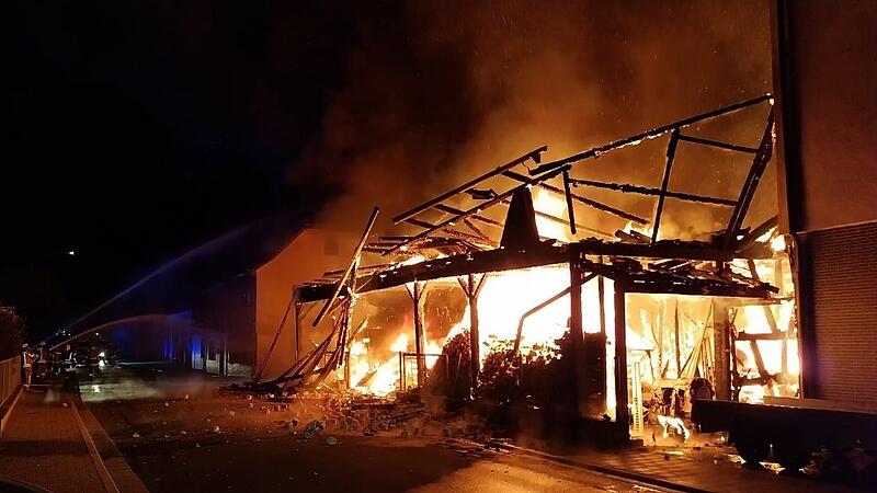 Eine Scheune ist mitten in Michelau abgebrannt. Dabei wurden auch umliegende Geb&auml;ude besch&auml;digt.