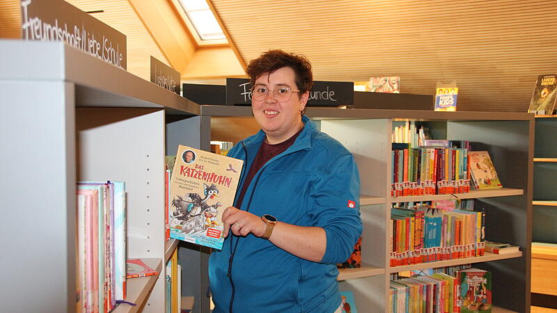 Bibliotheksleiterin Cindy Paulus nimmt mit auf einen Rundgang durch die Hammelburger Bücherei. Bibliotheksleiterin Cindy Paulus nimmt mit auf einen Rundgang durch die Hammelburger Bücherei.