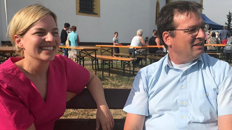 Katharina Schulze und Martin Distler an der Vexierkapelle in Weilsbach.Forchheim & Fr&auml;nkische Schweiz