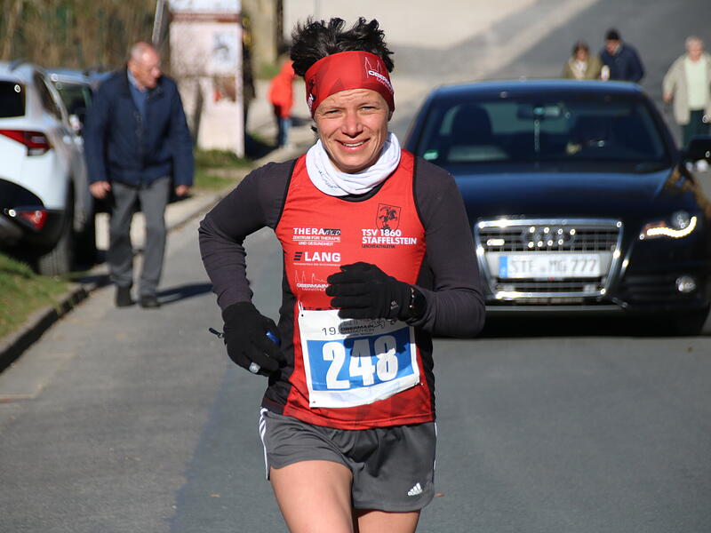 Strahlender Sonnenschein, aber nur niedrige Plusgrade erwartete die L&auml;ufer beim 19. Obermain-Marathon rund um Bad Staffelstein. Die Marathon-Strecke f&uuml;hrte wieder an den beiden Wahrzeichen der Kurstadt, dem Kloster Banz und der Basilika Vierzehnheiligen vorbei.
