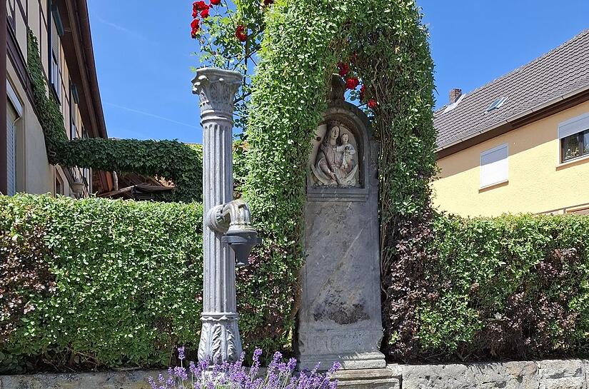 Isling hat sich für den Festtag herausgeputzt. Überall grünt und blüht es im Dorf.