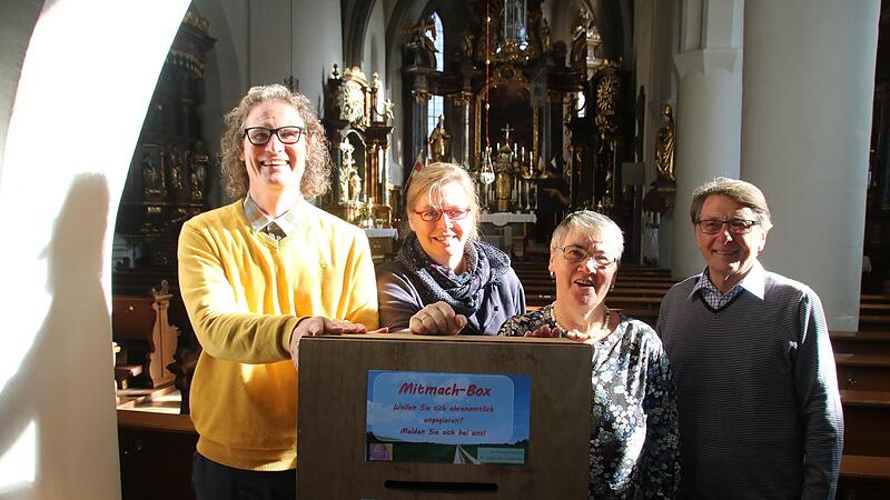 Gemeindereferent Matthias Beck (links) und Pfarrgemeinderatsvorsitzender Winfried Butz sowie die Pfarrgemeinder&auml;tinnen Alexandra Lulei (Zweite von rechts) und Marieluise Baier arbeiten an den neuen Konzepten mit. Sie erhoffen sich rege Beteiligung...