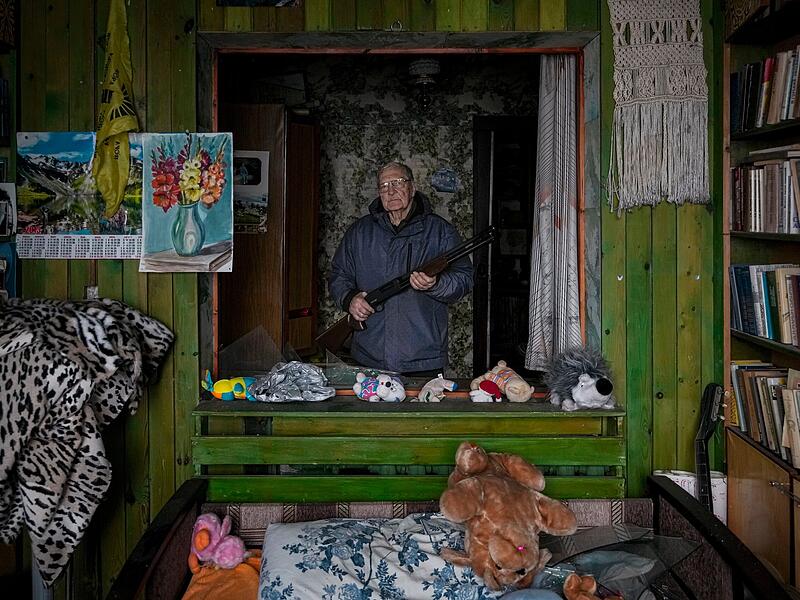 Der 81-j&auml;hrige Franz&ouml;sischlehrer Pjotr Vyerko h&auml;lt ein Gewehr in der Hand, als er hinter dem zerbrochenen Fenster eines Schlafzimmers in seinem Haus steht, das durch die Schockwellen eines russischen Luftangriffs in Gorenka, au&szlig;erhalb der ukrainischen Hauptstadt Kiew, besch&auml;digt wurde. Vyerko sagte der Nachrichtenagentur Associated Press, dass er bereit ist, sein Gewehr zu benutzen, um Eindringlinge zu erschie&szlig;en, weil er eine Tochter und einen Enkel hat. "Wenn sie hierher kommen, werde ich sie mit einer Mistgabel abstechen, wenn ich keine Waffen habe - aber ich habe Waffen", sagte er.