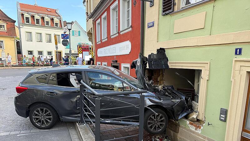 Auto durchbohrt Hauswand und bleibt stecken: Unfall in Bamberger Altstadt Auto durchbohrt Hauswand und bleibt stecken: Unfall in Bamberger Altstadt