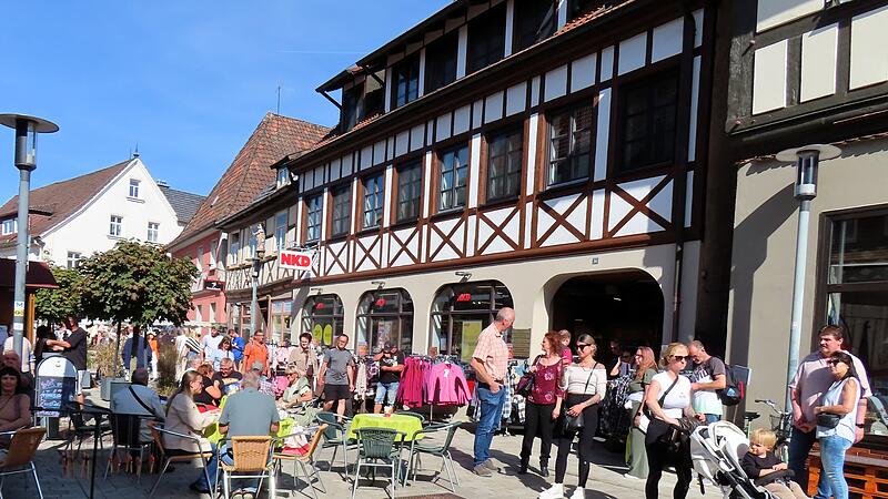 Genussmeile, verkaufsoffener Sonntag und Ford-Treffen
