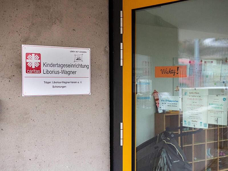 Mit dem Logo der Caritas an der T&uuml;r: eine der Kitas unter katholischer Tr&auml;gerschaft in Schonungen im Landkreis Schweinfurt.