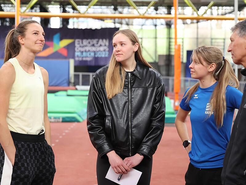 Weltmeisterin Nicola Olyslagers (l.) nahm sich Zeit f&uuml;r die bayerischen Athleten. Das Foto zeigt sie mit Eva Kalb (LG Forchheim), Maryna Kovtunova und Trainer Peter M&uuml;ller (beide TS Herzogenaurach).