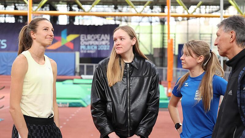 Weltmeisterin Nicola Olyslagers (l.) nahm sich Zeit f&uuml;r die bayerischen Athleten. Das Foto zeigt sie mit Eva Kalb (LG Forchheim), Maryna Kovtunova und Trainer Peter M&uuml;ller (beide TS Herzogenaurach).